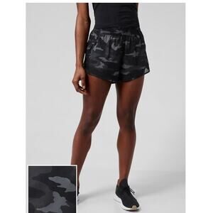 ATHLETA PRINTED MESH RACER RUN SHORT 4” black camo size large